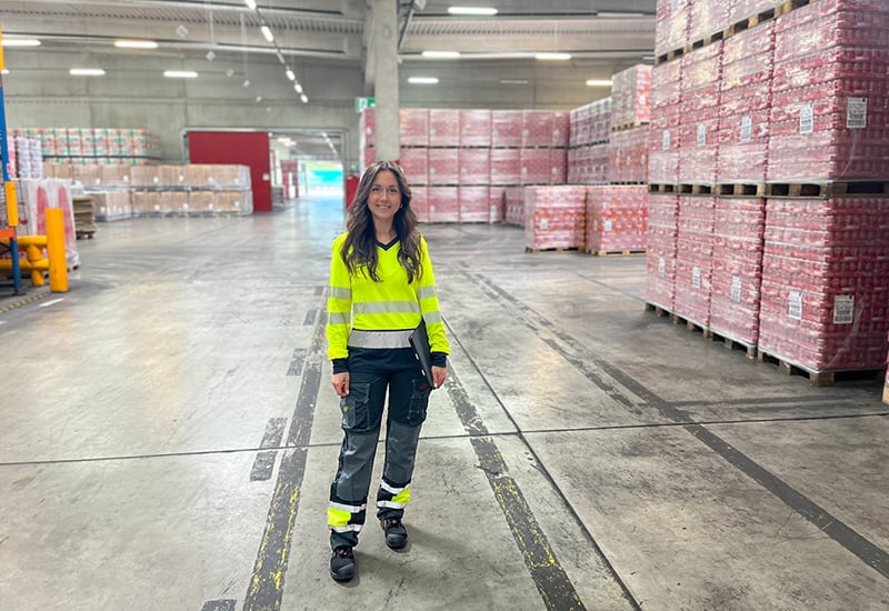 Karriere in der Logistik: Anika im Lager am Coca-Cola Standort Dorsten