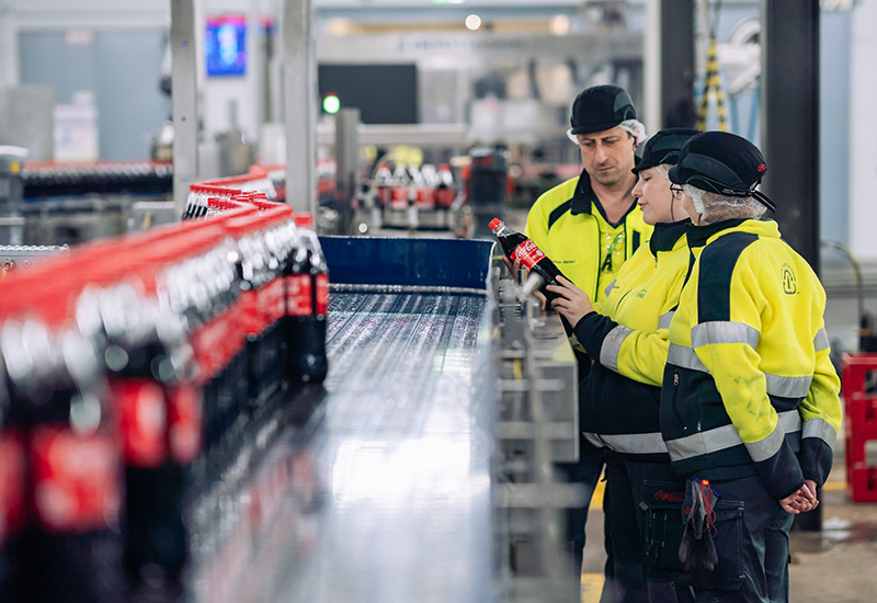 Coca-Cola Mitarbeitende in der Produktion am Standort Mönchengladbach