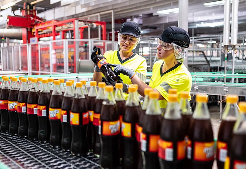 Mitarbeitende in der Coca-Cola Produktion in Deizisau