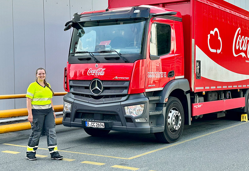 Trainee Supply Chain: Elisabeth Alberti vor einem Coca-Cola LKW in der Logistik am Standort Mölln