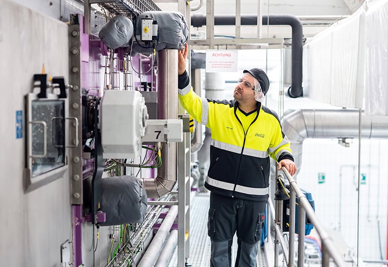 Emre Tezel prüft die Energieeinsparungen durch optimale Isolierung der Heißflächen in der Coca-Cola Produktion Deizisau