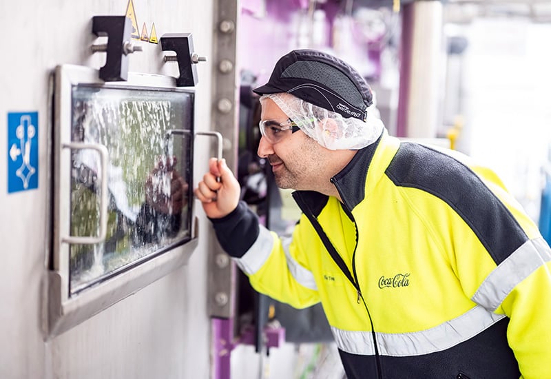 Umweltfachmann Emre Tezel kümmert sich um die CO2 Einsparungen und Wassereinsparungen in der Coca-Cola Produktion am Standort Deizisau