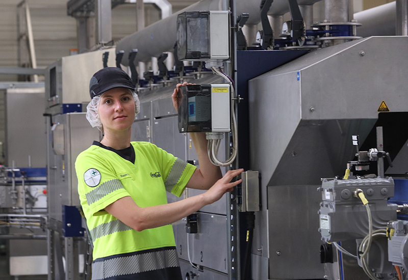 Umweltexpertin Karolin Tröbs ist zuständig für die Ressourcenschonung und Energieeinsparungen bei Coca-Cola am Standort Halle