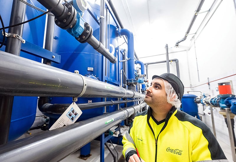 Wasser sparen bei Coca-Cola: Emre Tezel überprüft die Wasseraufbereitung 