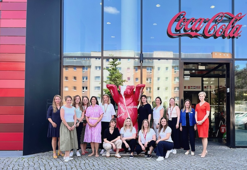 Jenny Grabowski mit den Teilnehmerinnen des Frauen-Führungskräfteprogramms „She Leads“ beim Treffen in Berlin