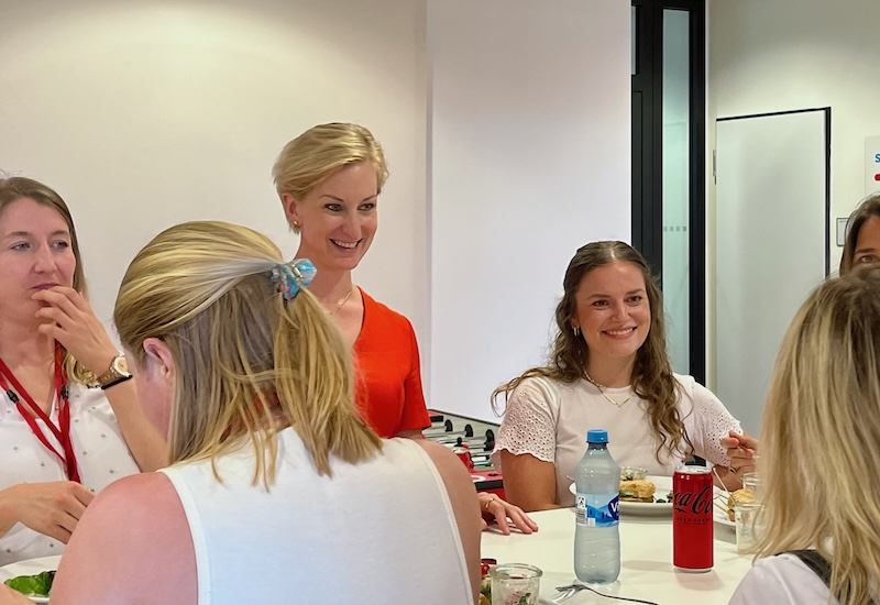 Jenny im Austausch mit anderen Teilnehmerinnen des Frauen-Führungskräfteprogramms